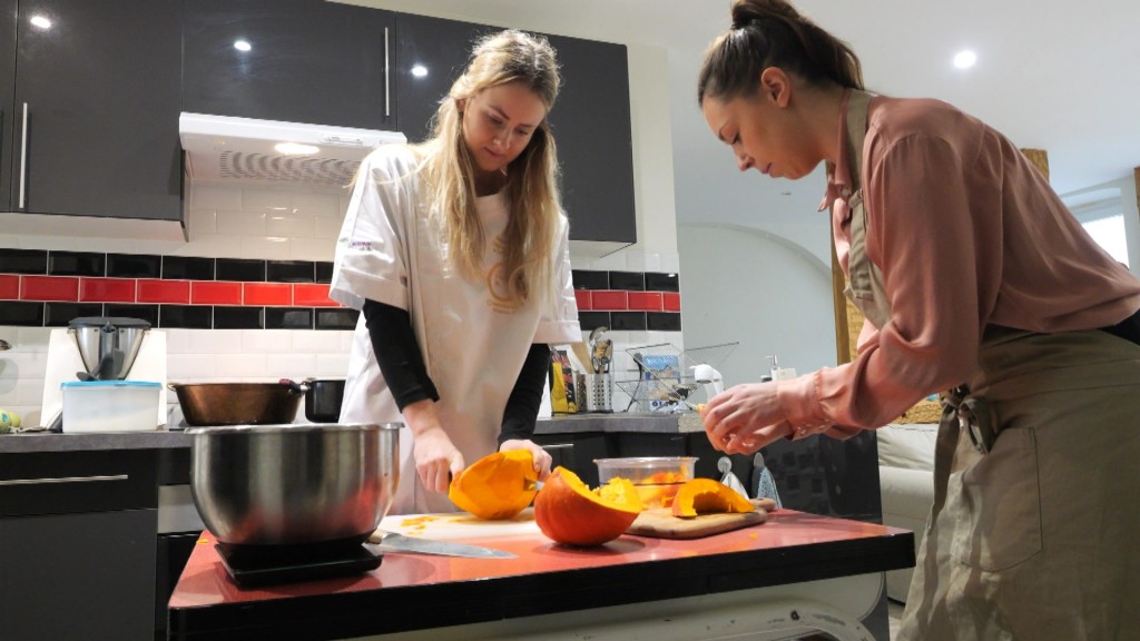 Foto: Die Elsässerinnen Marion Giannelli und Margo Millet bei der Zubereitung