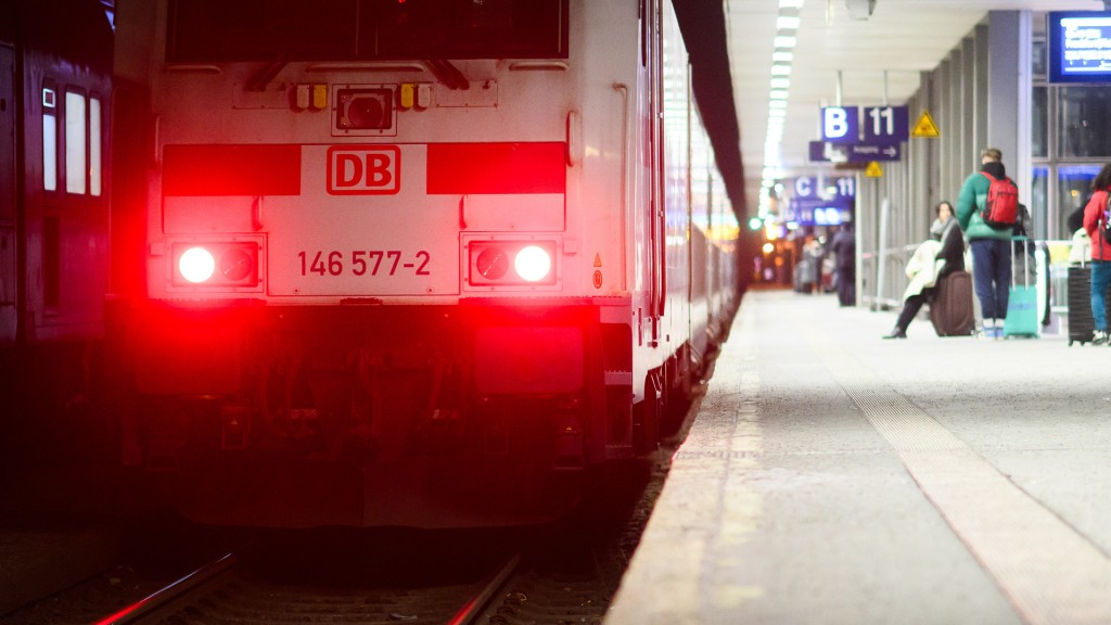 Foto: Rote Lampen leuchten an der Lok eines Zuges am Bahnsteig