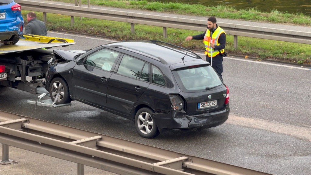 Foto: Auto wird nach Unfall abgeschleppt