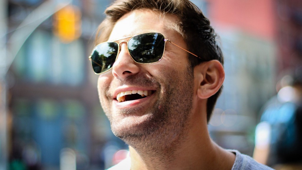 Mann mit Sonnenbrille lacht