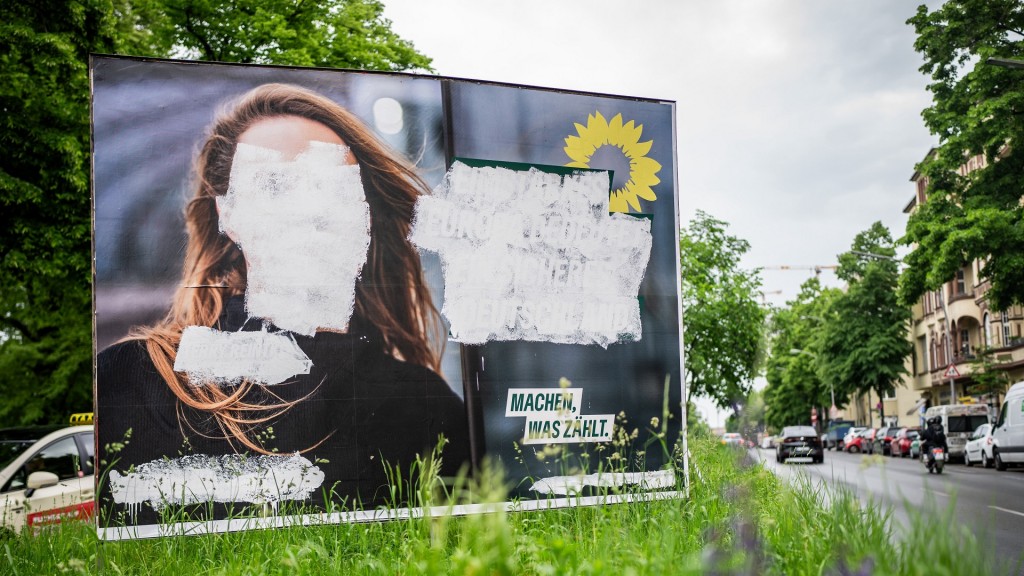 Foto: Ein Plakat der Grünen für die Europawahl ist mit weißer Farbe überstrichen worden.